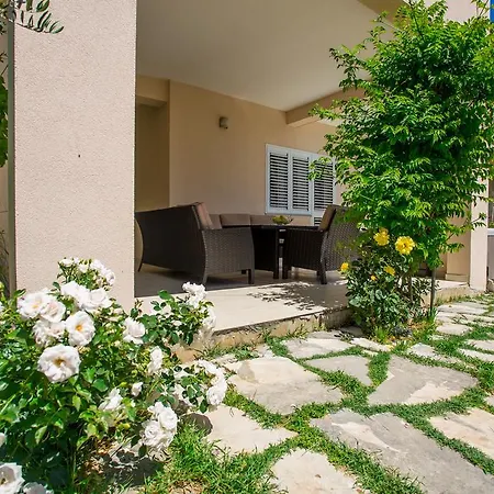 Kapelica * Τρογκίρ